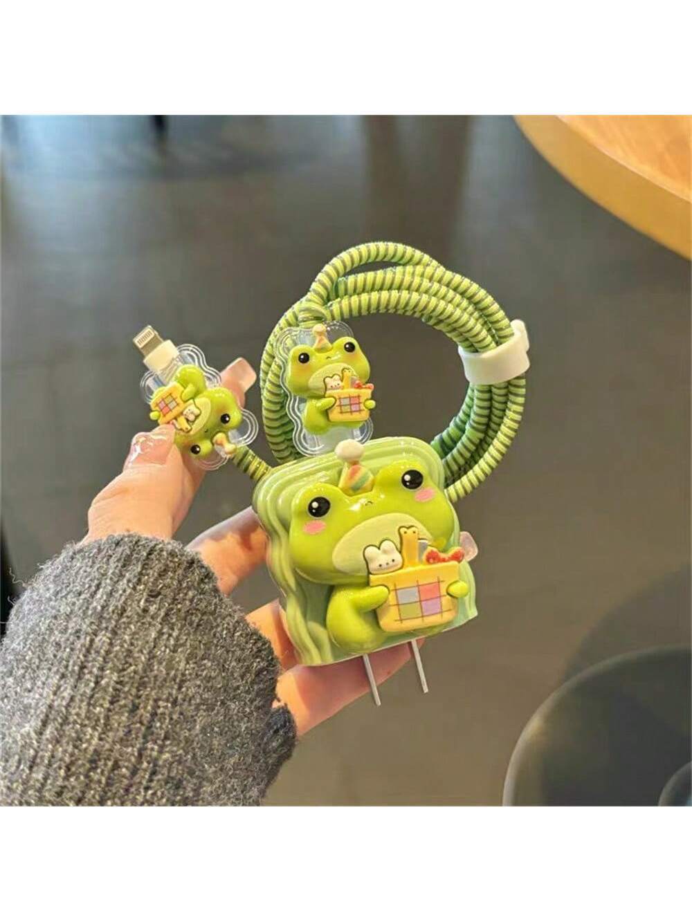 17922 1b-056 Protector de cable cargador con forma de rana 5 Pzas