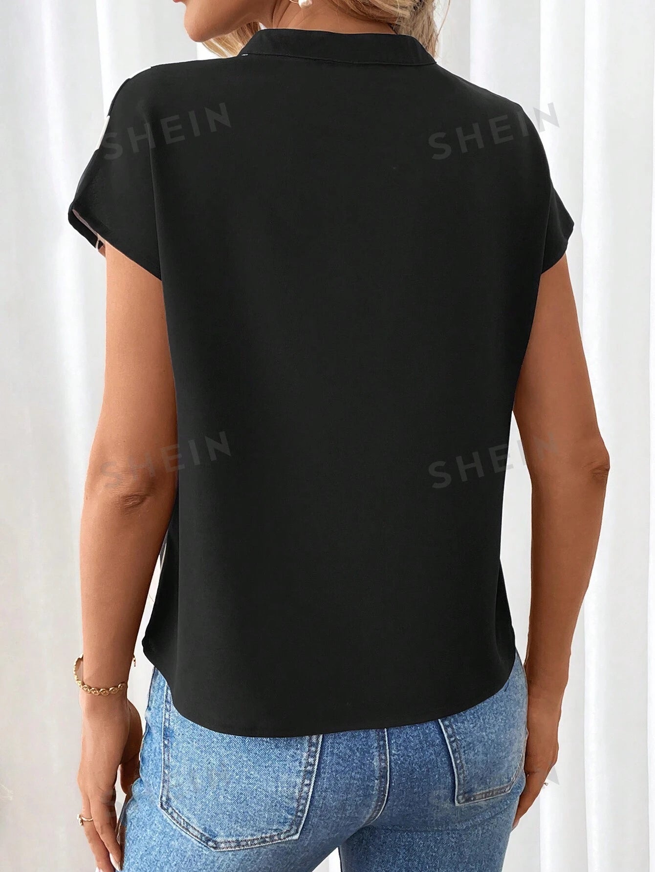 15894 2a-01-12 Blusa negra con cuello en V 1 Pza
