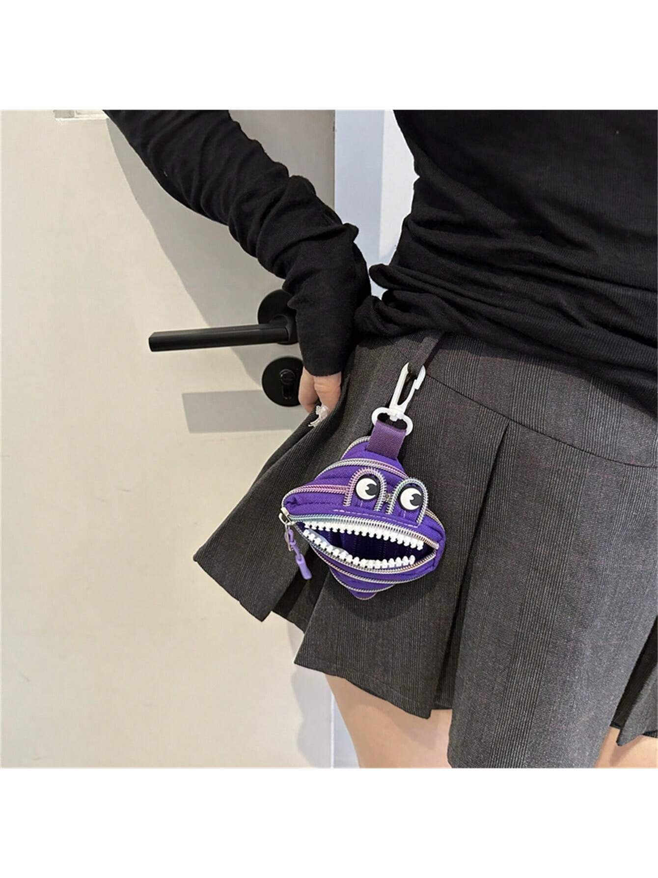 14895 2b-02-17 Monedero con pompón esponjoso 1 Pza