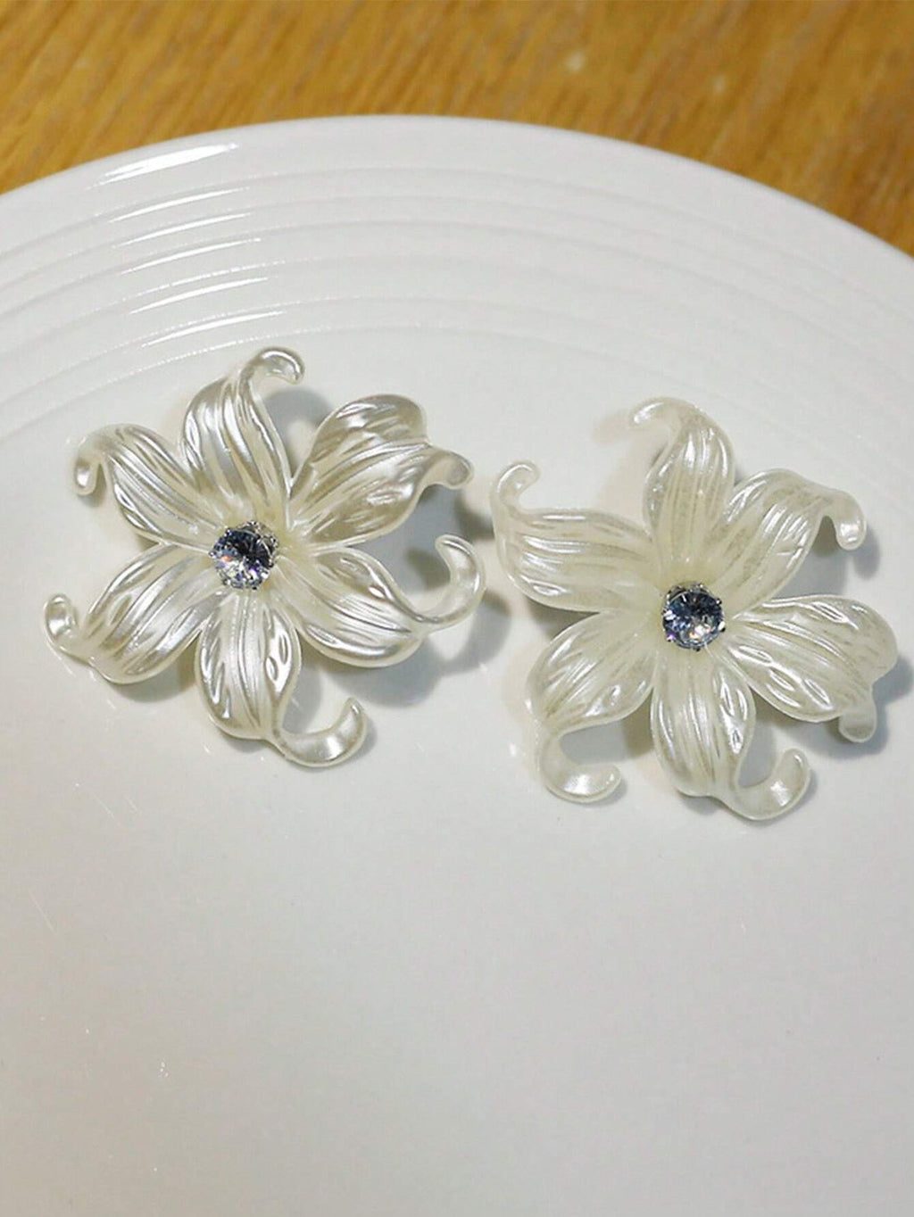 15139 1b-05-02 Aretes elegante forma de pétalo 2 Pzas