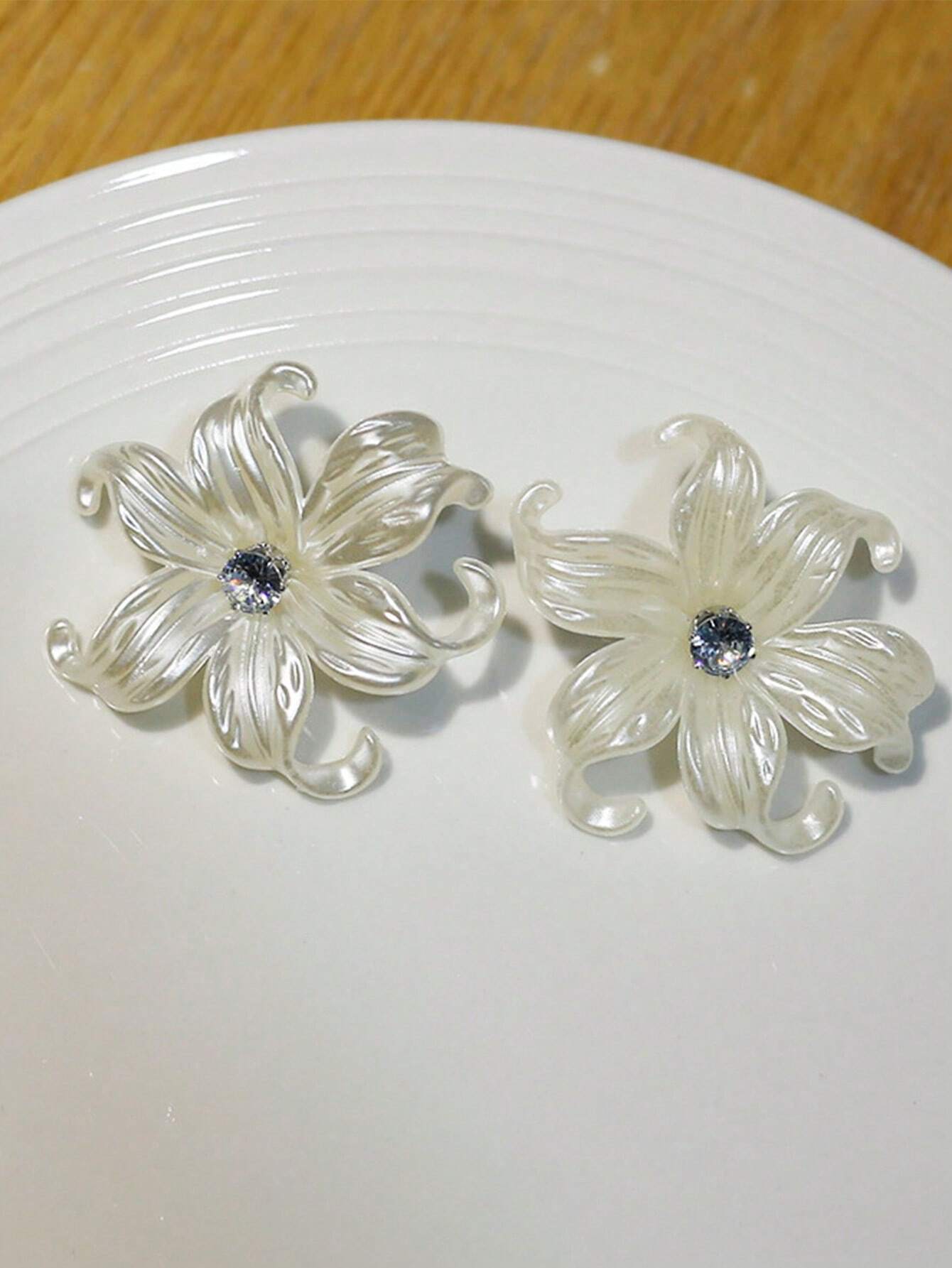 15139 1b-05-02 Aretes elegante forma de pétalo 2 Pzas