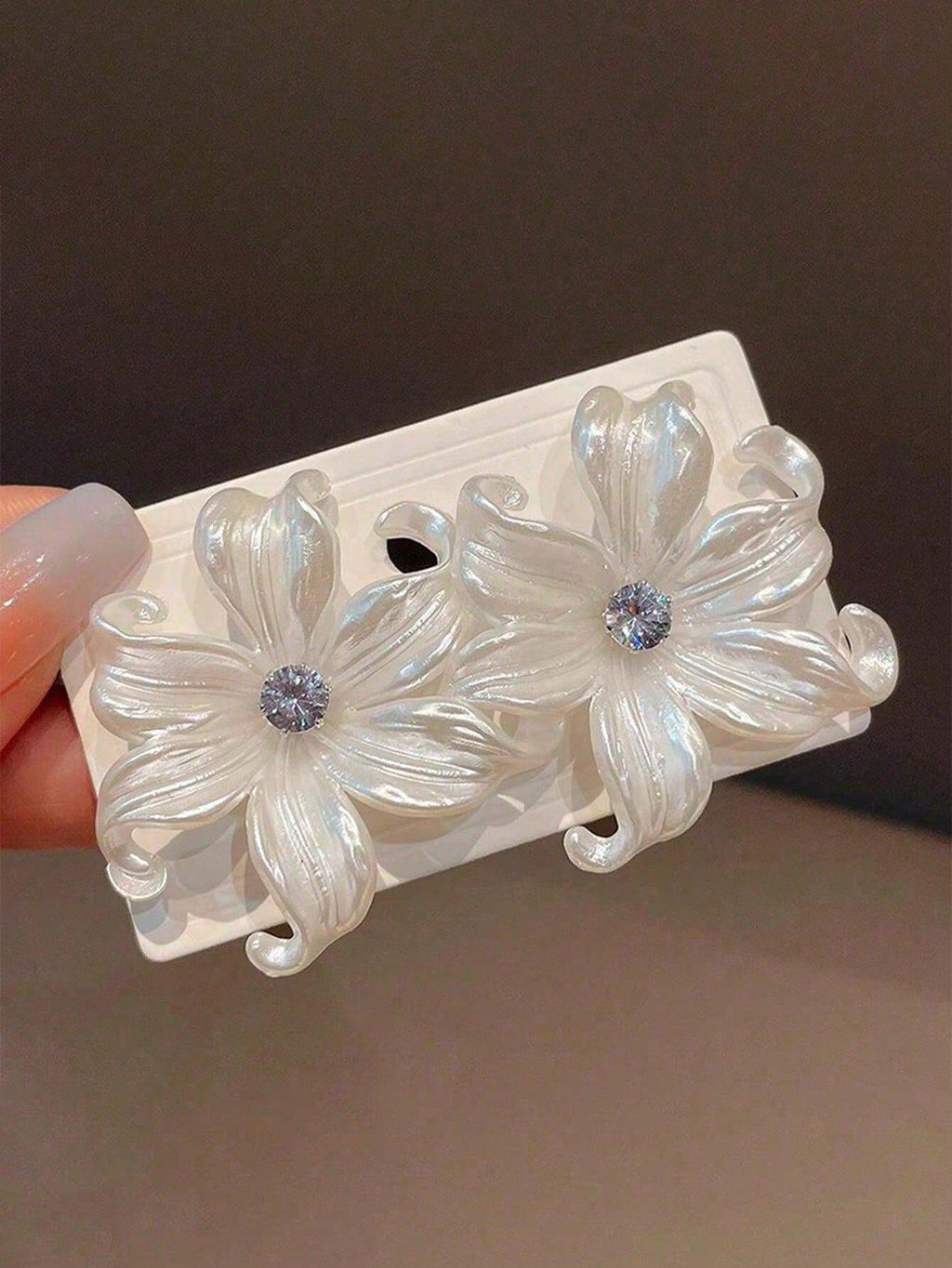 15139 1b-05-02 Aretes elegante forma de pétalo 2 Pzas