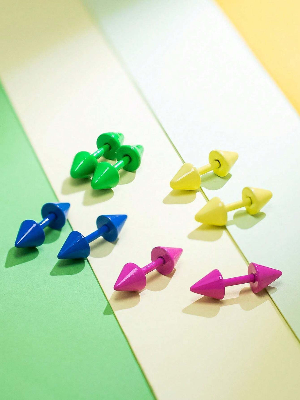 16075 1b-036 Aretes puntiagudos de colores 8 Pzas