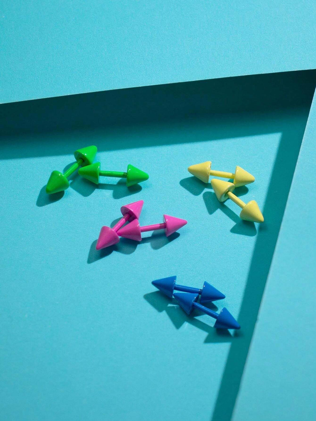 16075 1b-036 Aretes puntiagudos de colores 8 Pzas