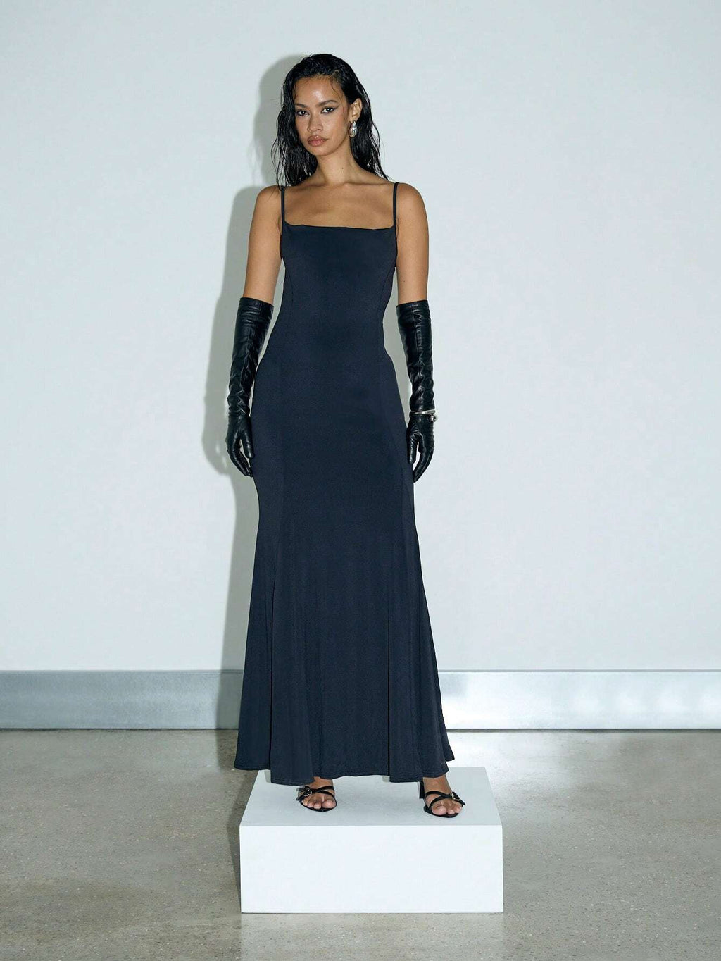 19537 1a-051 VESTIDO largo ajustado sin espalda 1 Pza