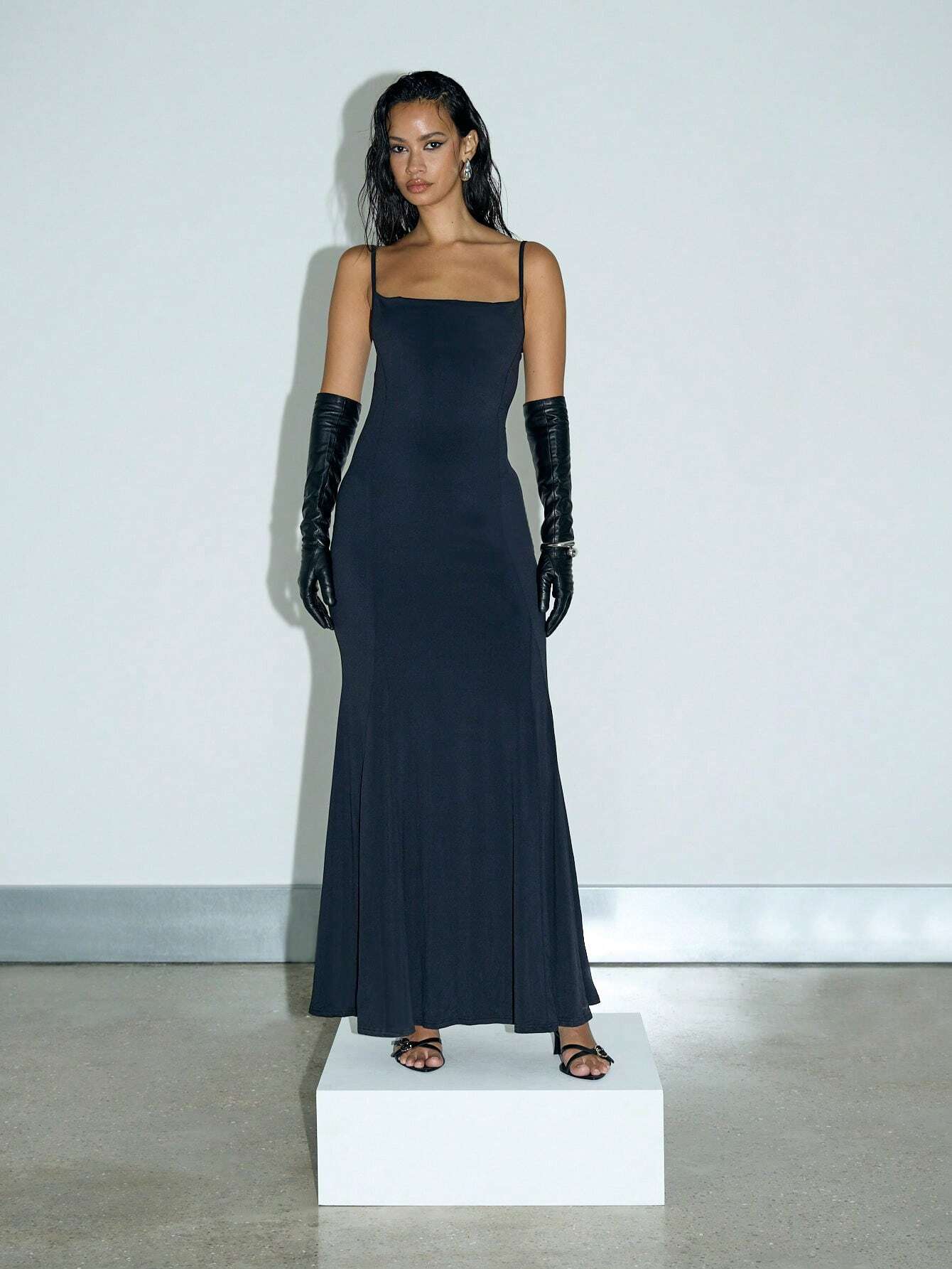 19537 1a-051 VESTIDO largo ajustado sin espalda 1 Pza