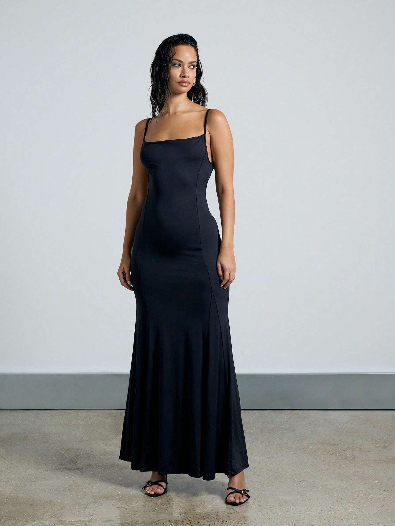 19537 1a-051 VESTIDO largo ajustado sin espalda 1 Pza