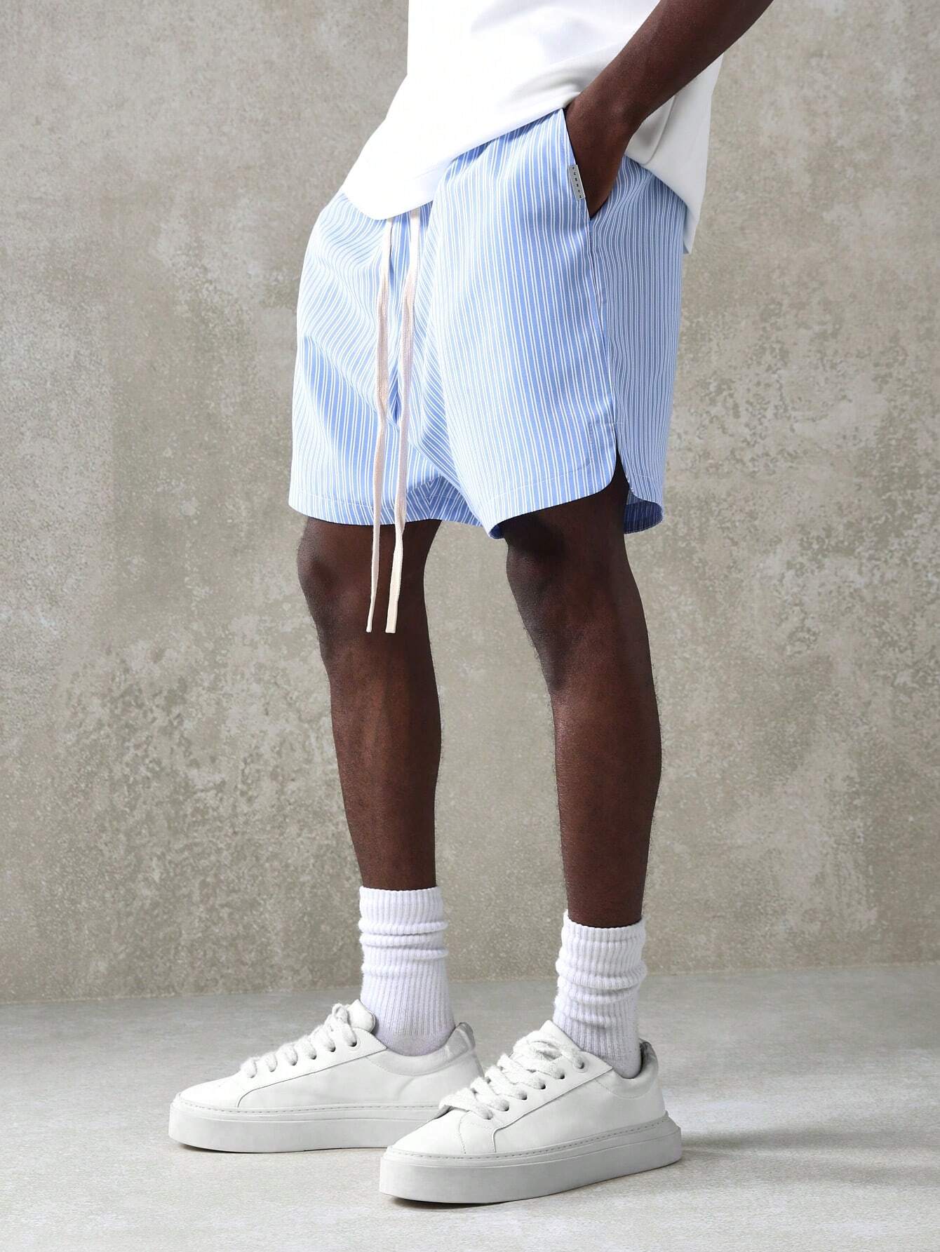 18296 1t-012 Short a rayas con bajos curvos y cordones 1 Pza