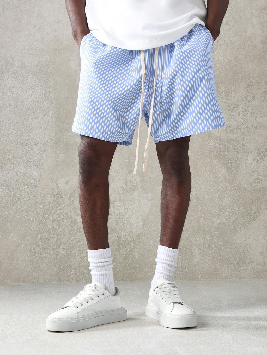 18296 1t-012 Short a rayas con bajos curvos y cordones 1 Pza