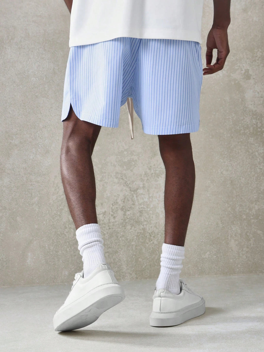 18296 1t-012 Short a rayas con bajos curvos y cordones 1 Pza