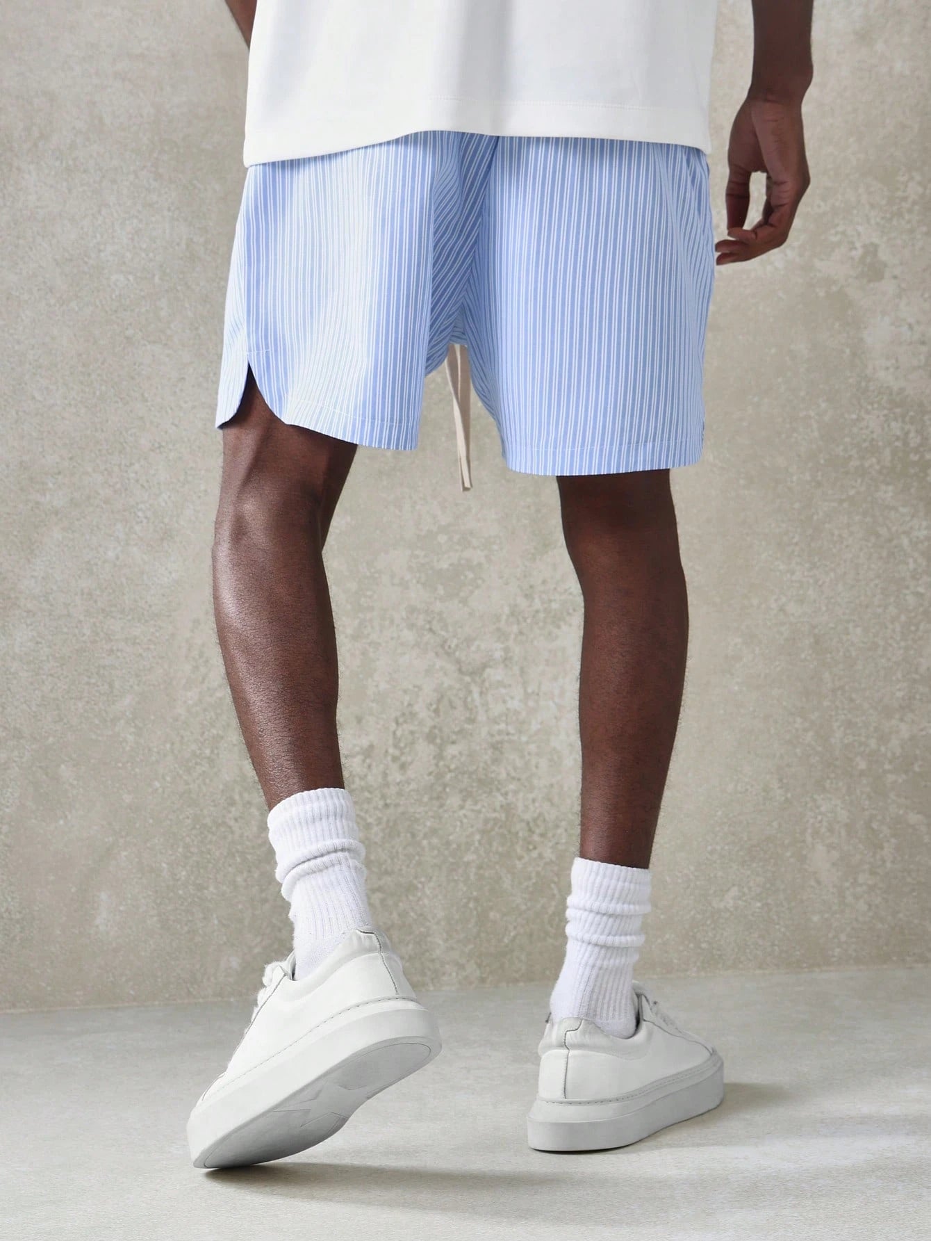 18296 1t-012 Short a rayas con bajos curvos y cordones 1 Pza