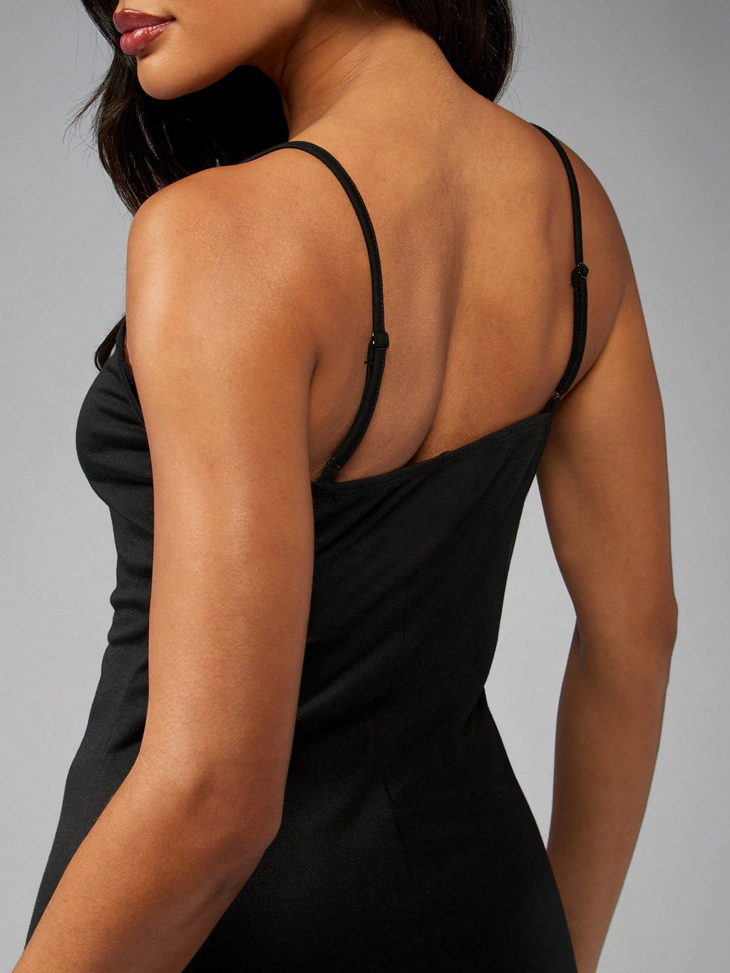 19831 id-219 Camisón de encaje con detalles de corbata al frente