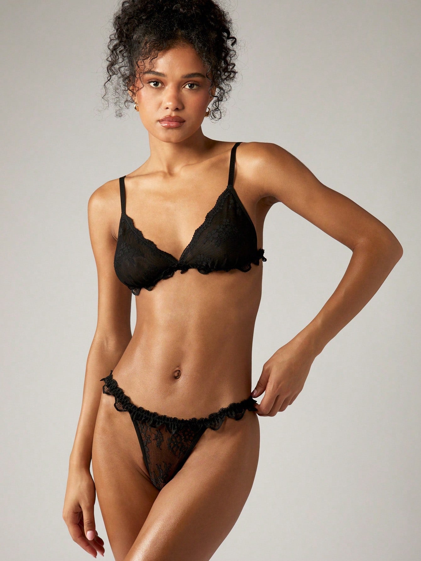 19895 1a-024 Brasier triangular y tanga brasileño de encaje floral delicado 2pzs