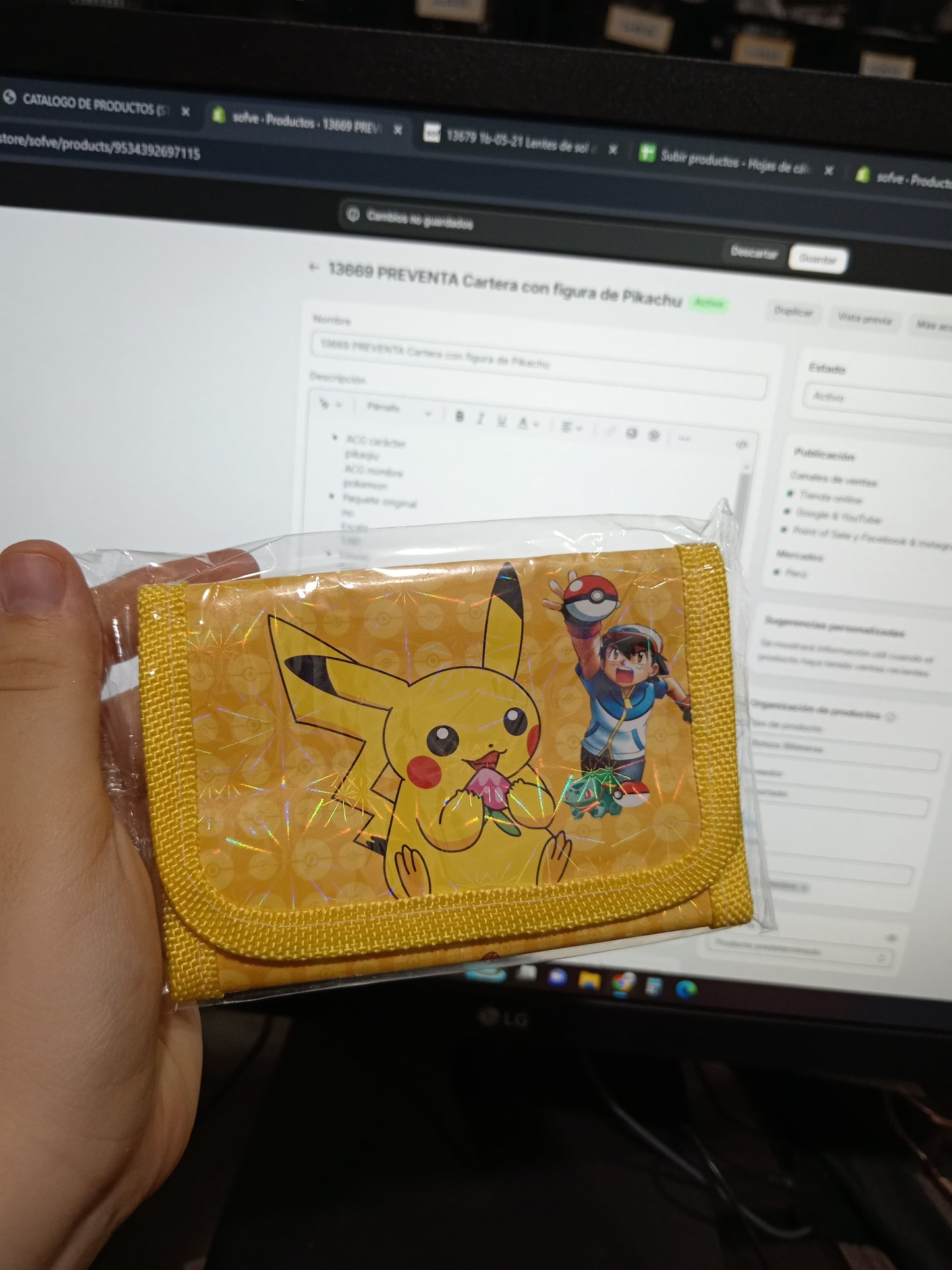 13669 1a-083 Cartera con figura de Pikachu