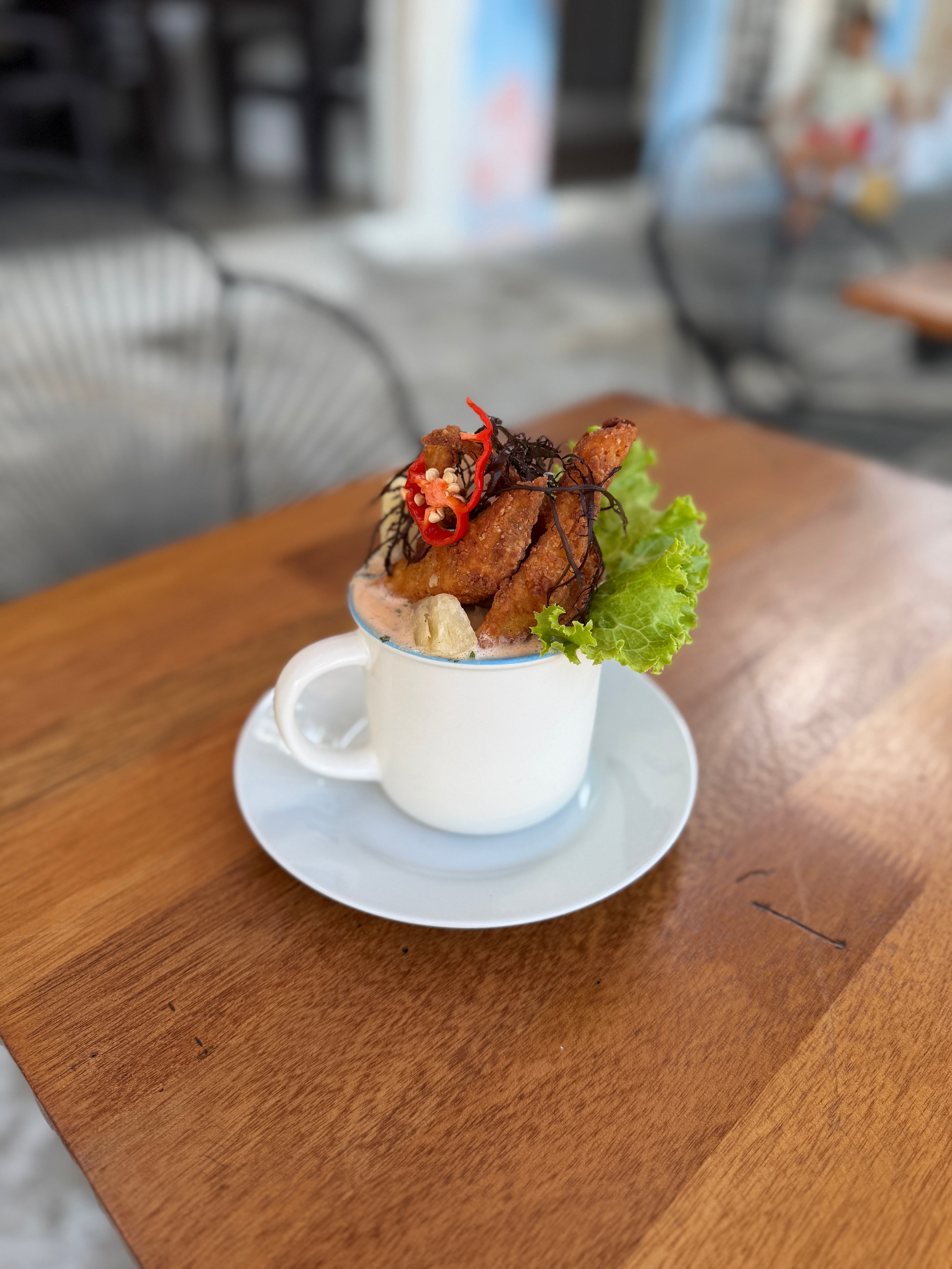 Leche de tigre pesca de temporada con chicharrones