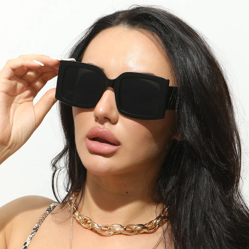 10650 1l-393 Gafas de sol marrones cuadradas de pierna ancha para mujer