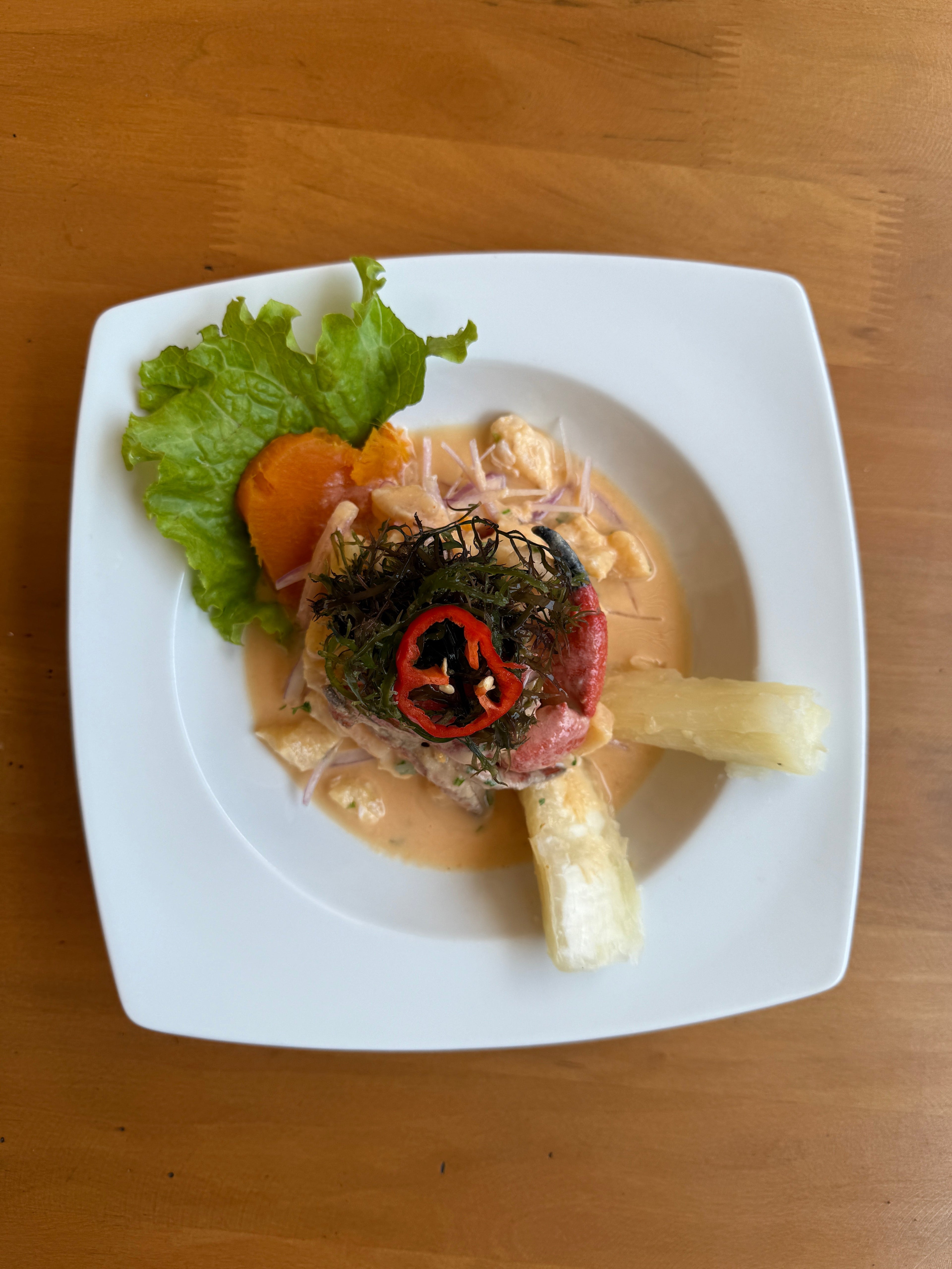 Ceviche clásico pesca de temporada con cangrejo