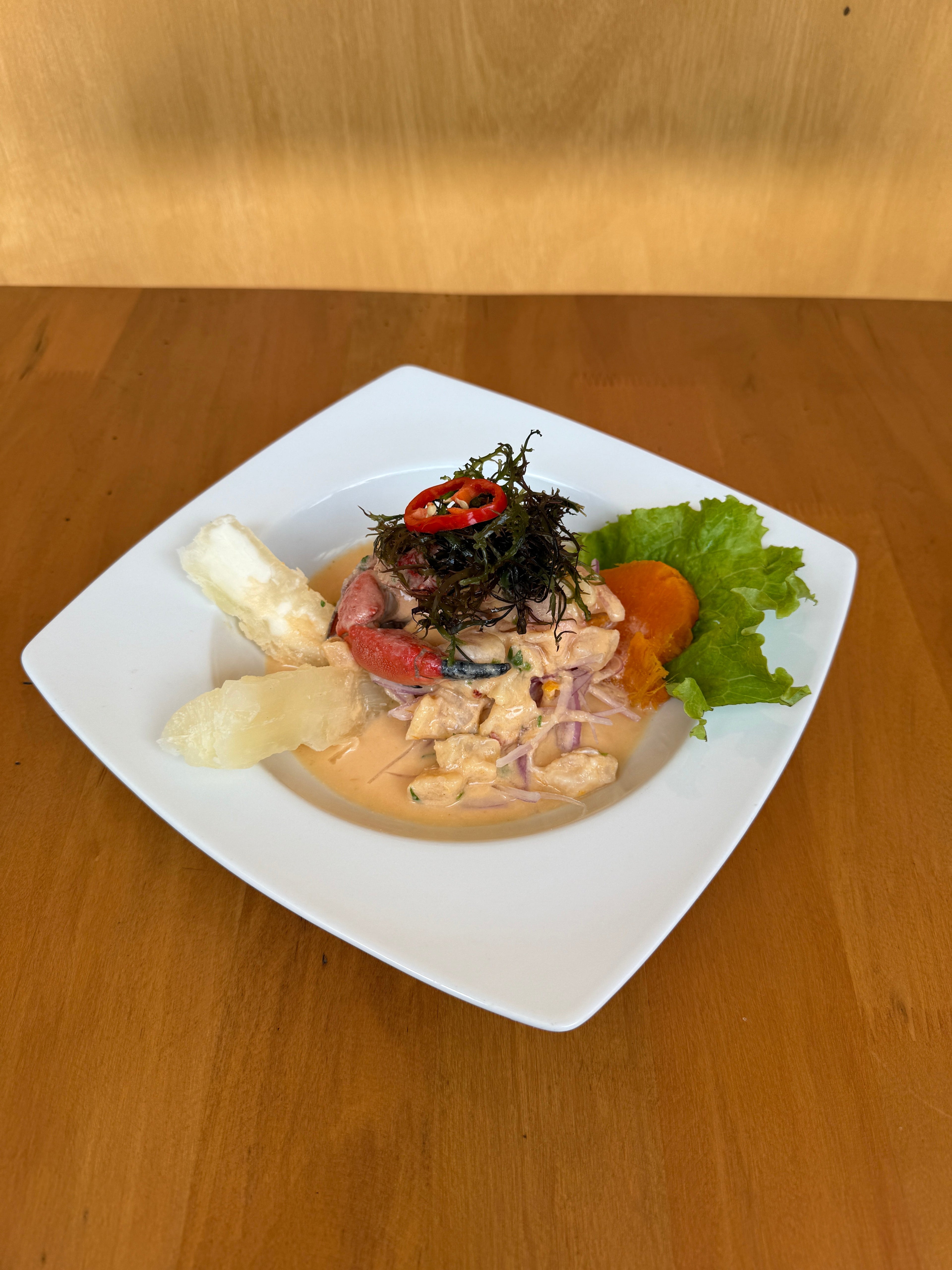 Ceviche clásico pesca de temporada con cangrejo
