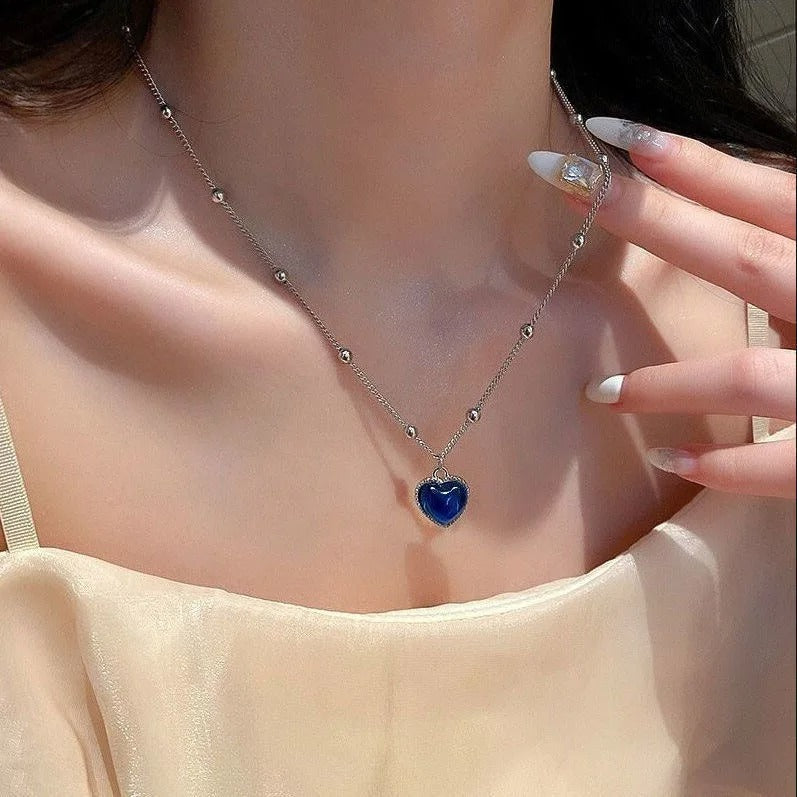 17239 1b-012 Collar con dije de corazón azul 1 Pza