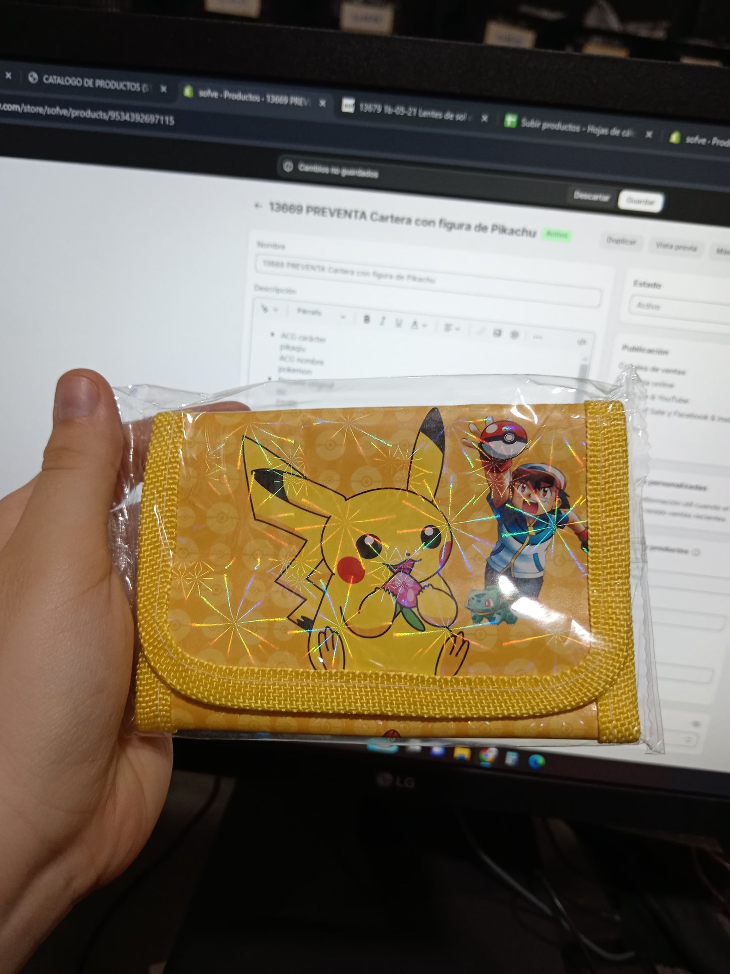 13669 1a-083 Cartera con figura de Pikachu